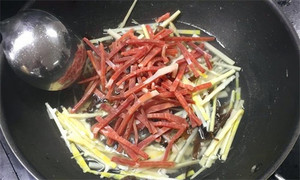 火腿絲、筍絲、黑木耳絲汆水后，瀝干。
