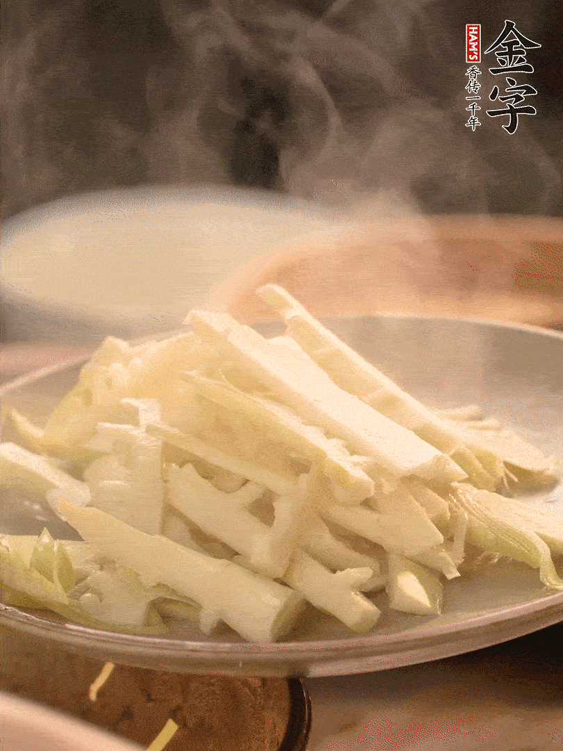 春筍切薄片，焯水去除澀味。