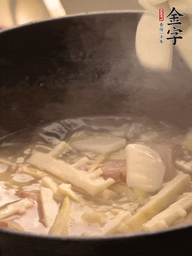 加一點(diǎn)開水后，放年糕燜2分鐘至軟。