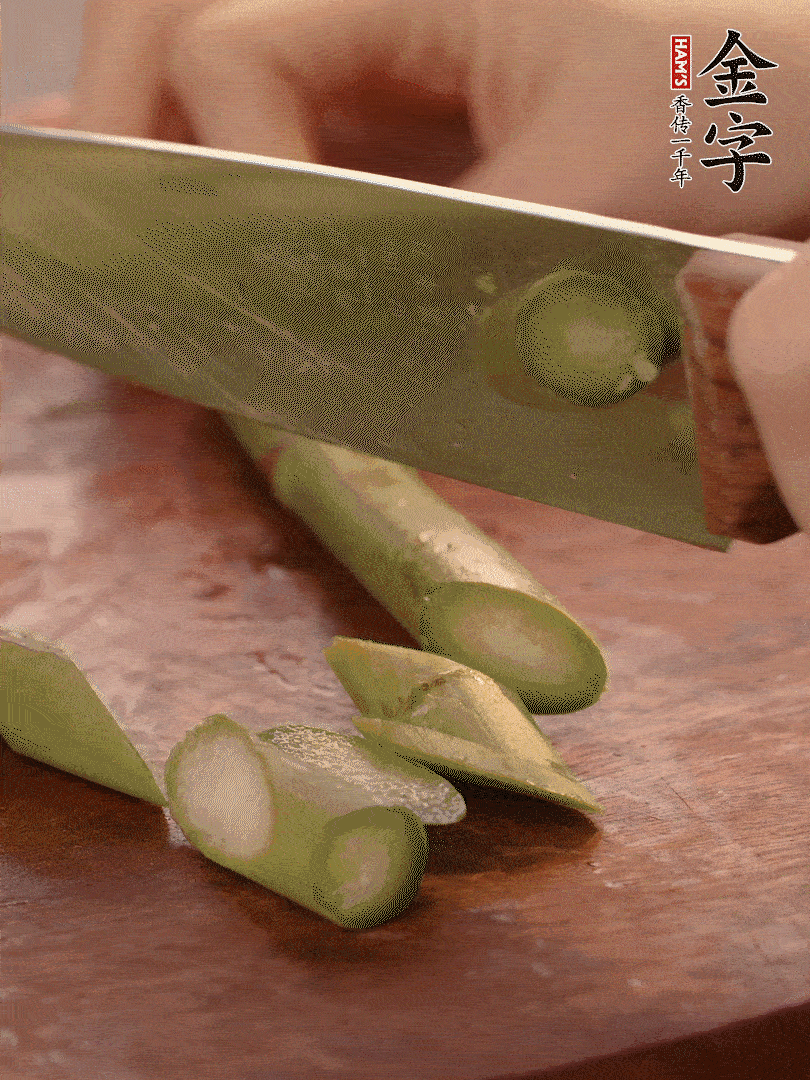 蘆筍去掉底部老的部分，斜切成段。白玉菇去掉根部，日本豆腐切成圓厚片。
