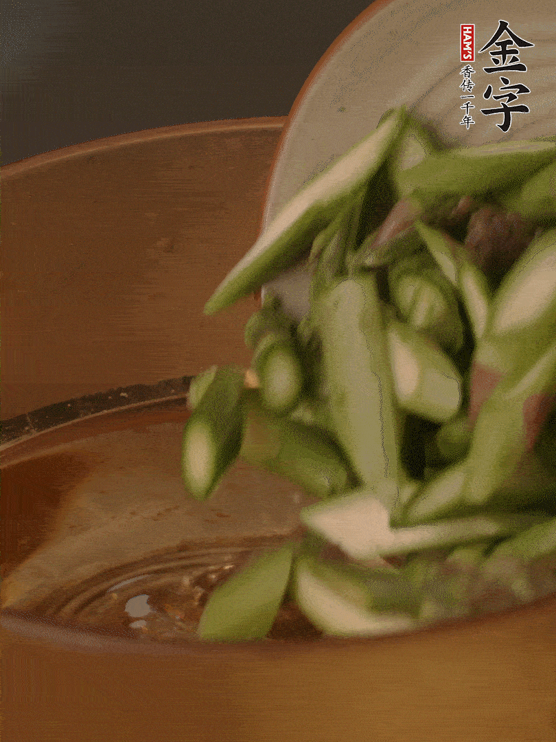 蘆筍、白玉菇焯水30秒備用。