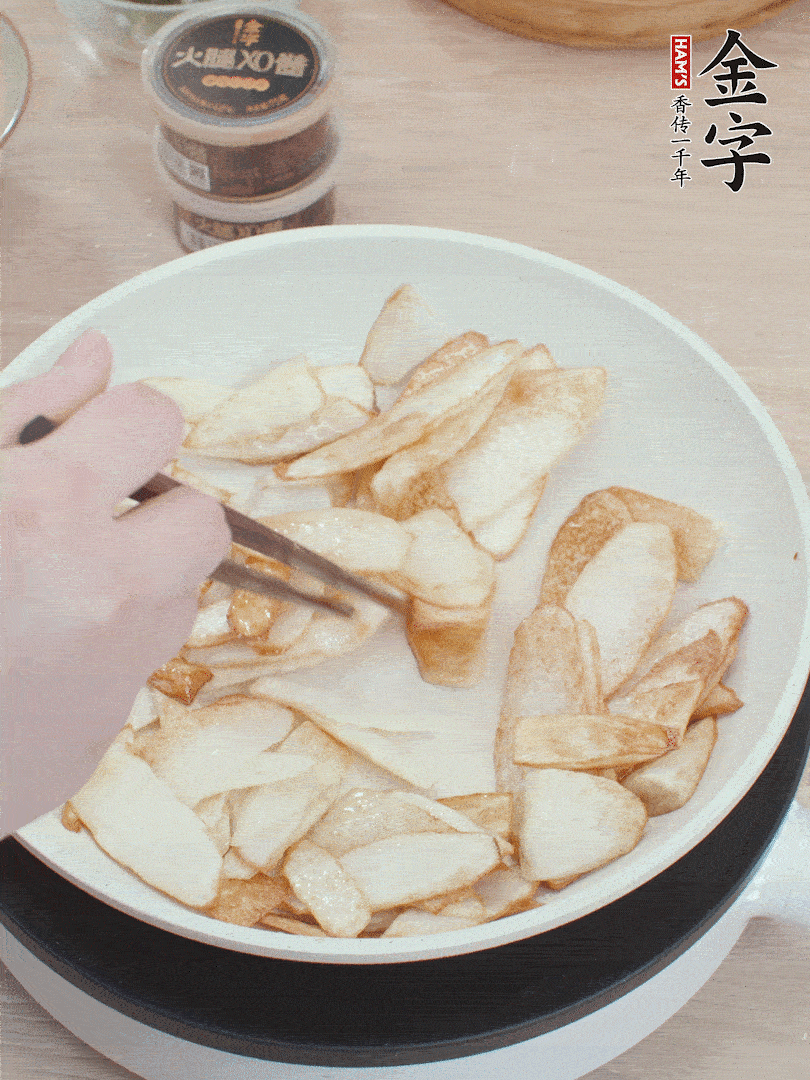 鍋中熱油，山藥煎至兩面金黃。