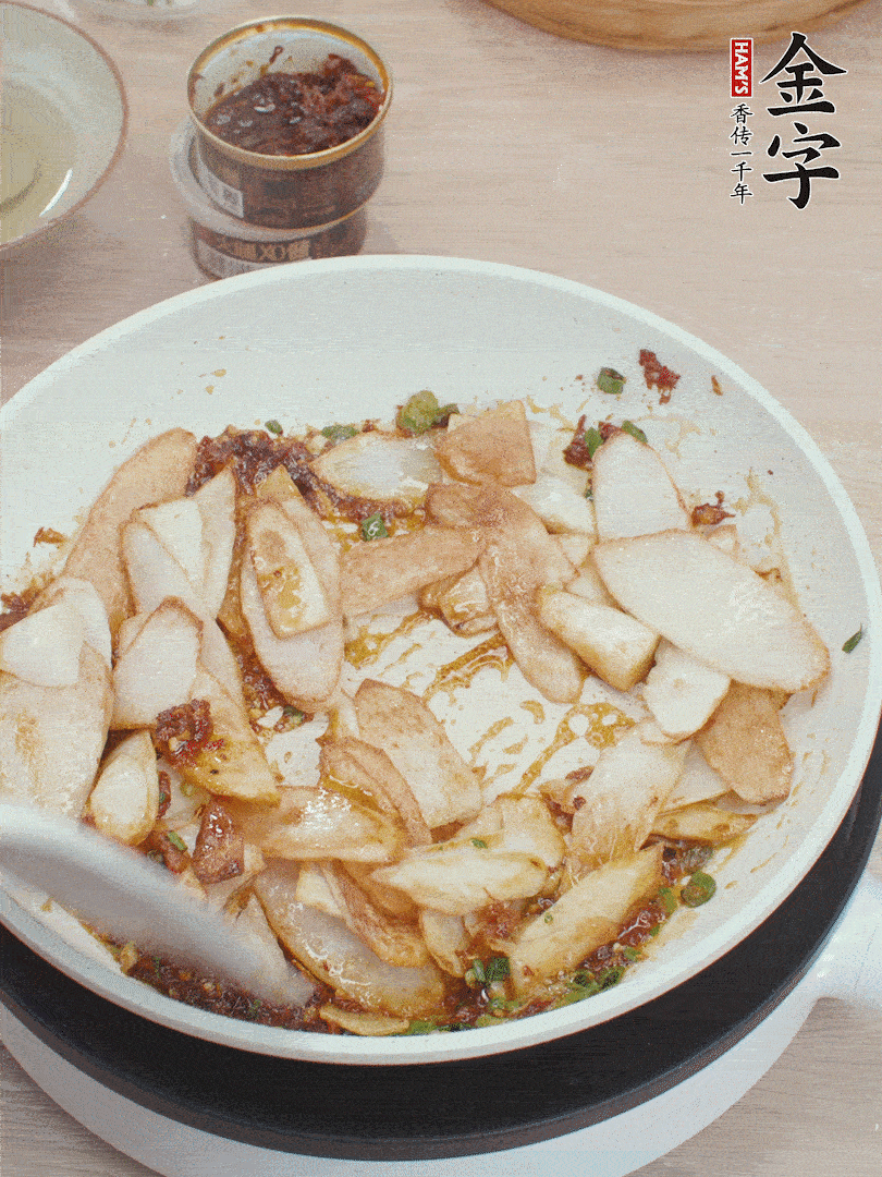 下山藥炒勻，撒蔥花。
