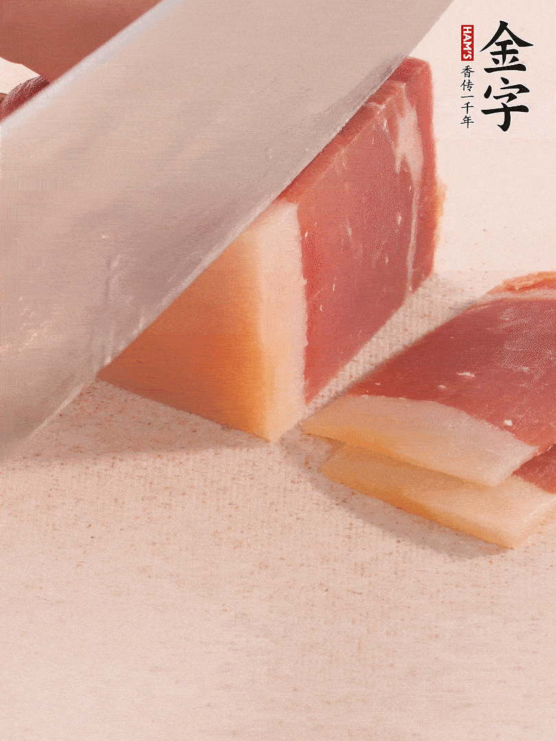 金字火腿切片，溫水浸泡5分鐘。