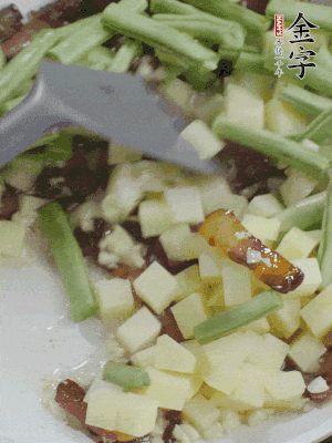 下蒜末、豆角、土豆塊翻炒。