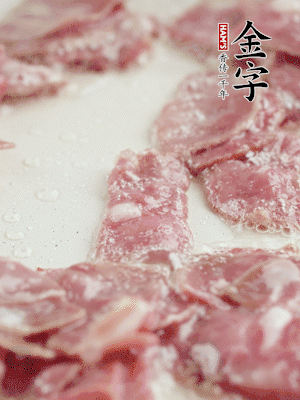 炒鍋熱油，下培根火腿煸炒。
