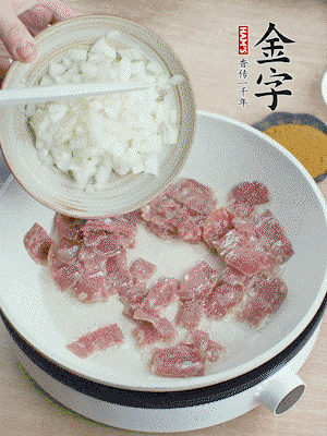 依次下洋蔥、紅菜椒、豌豆粒、玉米粒翻炒均勻。