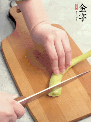 蔥切段，姜切絲，辣椒斜切成塊。
