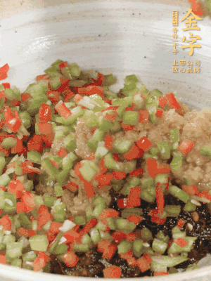XO醬、蒜蓉醬、青紅椒粒攪拌成醬料。