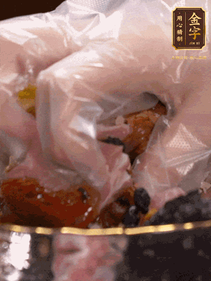 排骨洗凈后（蠔油、生抽、老抽、鹽、糖、淀粉、豆豉、蒜蓉、姜絲）腌制30分鐘