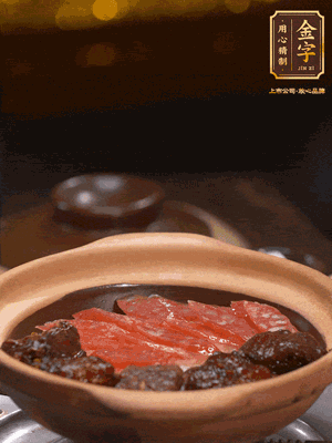 鋪上臘腸和排骨，鍋邊淋一圈油，小火煲10分鐘