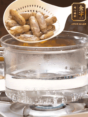 煮一鍋沸水，下蟶子汆燙30秒，撈出浸入冰水，取出蟶子肉