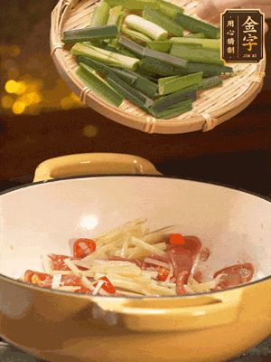 接著放蒜葉，來一點鹽，一點醬油調味翻勻