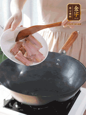 豬油熱鍋，下咸肉煸香，再下蔥姜提鮮