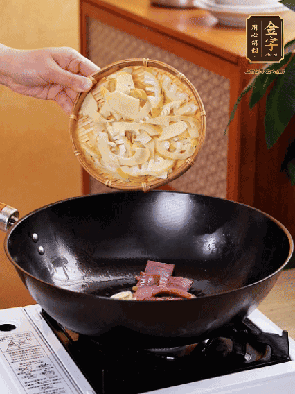 油熱，下蒜末、火腿煸炒出香味，再下筍片微微翻炒