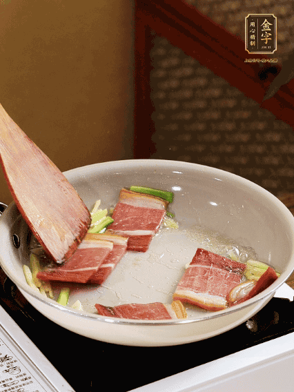 熱油下鍋，火腿、蔥姜蒜煸出香味備用