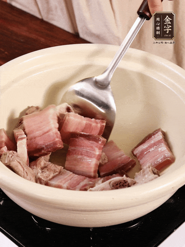 砂鍋少油，下咸肉、排骨微微煸炒。